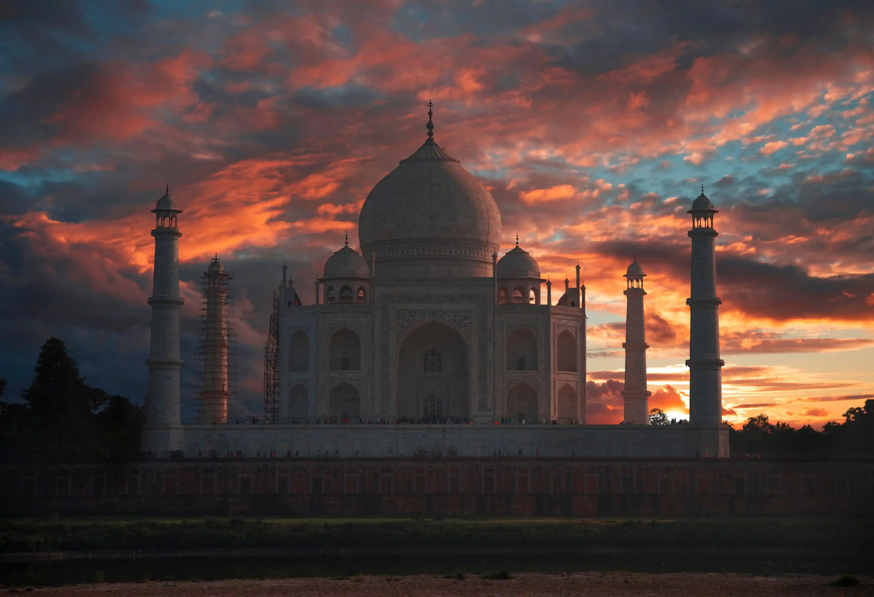 From Delhi: Taj Mahal Sunrise and Agra Fort Tour by Car